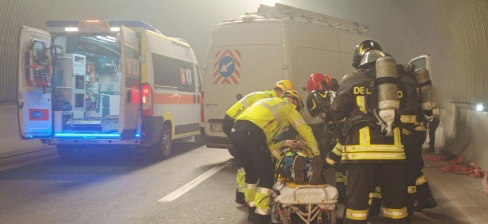Incidente tra auto e mezzi pesanti in A22, scoppia l'incendio e la galleria è invasa dal fumo