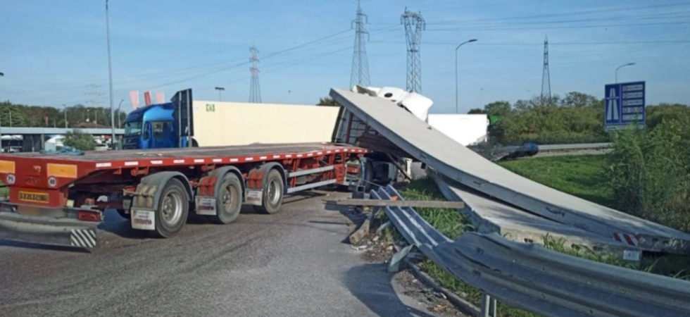 Paura in tangenziale, camion perde il carico di tonnellate di cemento armato che sfonda il guardrail