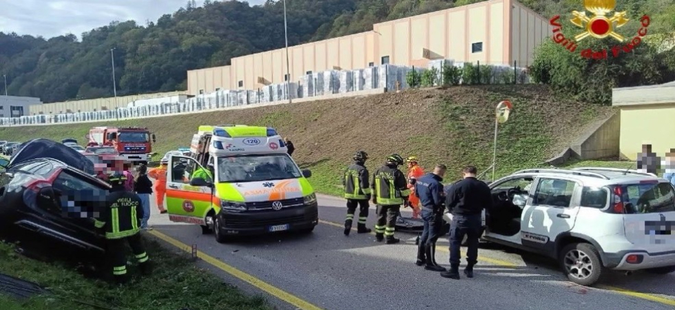 Violento scontro tra due auto sulla provinciale: in azione i soccorsi, tre persone coinvolte