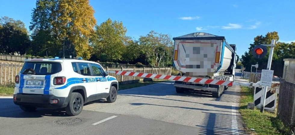 Camion si blocca al passaggio a livello mentre è in arrivo un treno