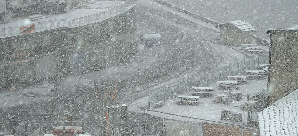 Torna la neve in montagna: i fiocchi scendono sul Passo dello Stelvio