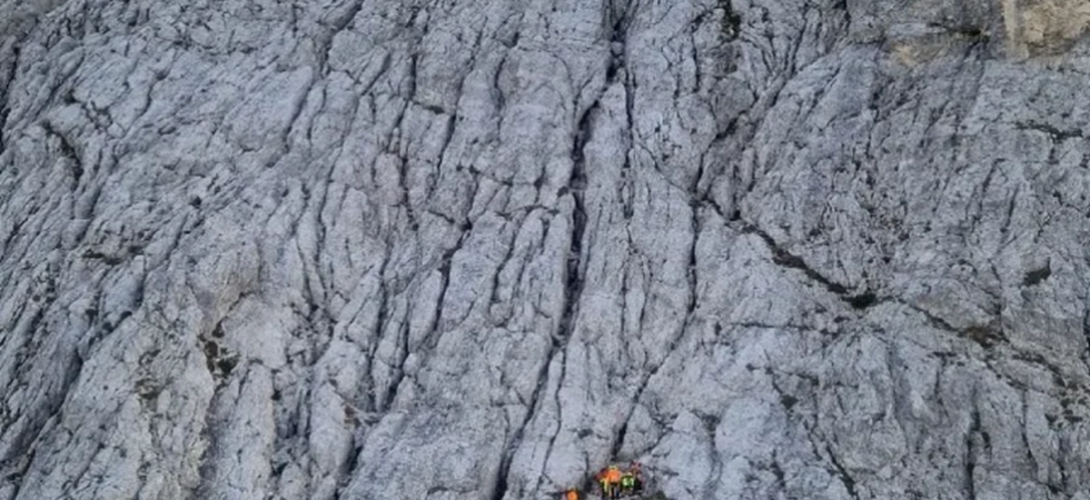 Tragedia in parete, cede l'appiglio: alpinista di 35 anni precipita e muore