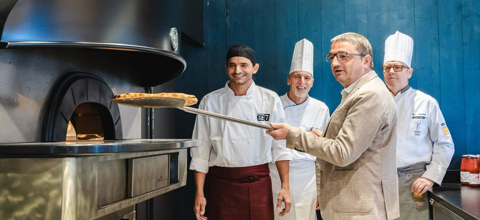 Fugatti pizzaiolo per un giorno: "Meglio se continuo a fare il presidente"