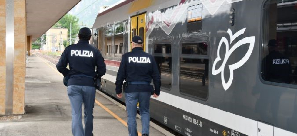 Foto archivio In otto in treno ubriachi e senza biglietto, uno di loro si scaglia contro gli agenti e li morde: arrestato