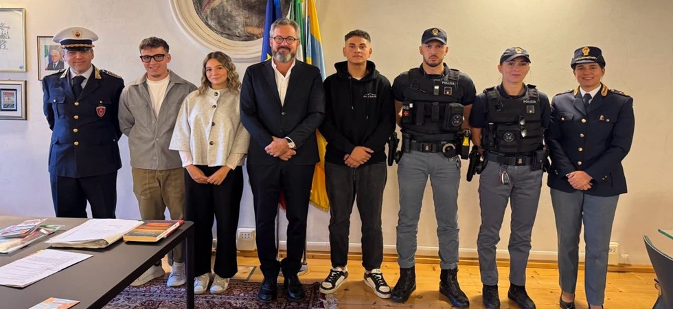 Seguono il ladro e aiutano la polizia ad arrestarlo, il sindaco ringrazia Thomas e Daisy
