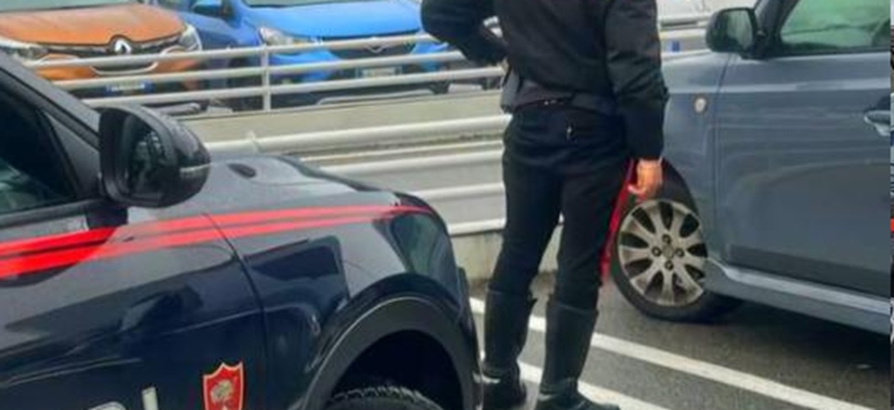 Fugge all’alt della polizia e poi tenta di nascondersi nel parcheggio davanti alla caserma dei Carabinieri