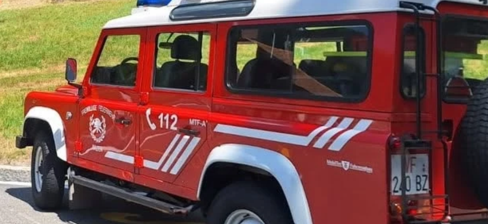 Auto con a bordo una famiglia finisce nella scarpata, il passeggero resta bloccato tra le lamiere, i bambini spariscono