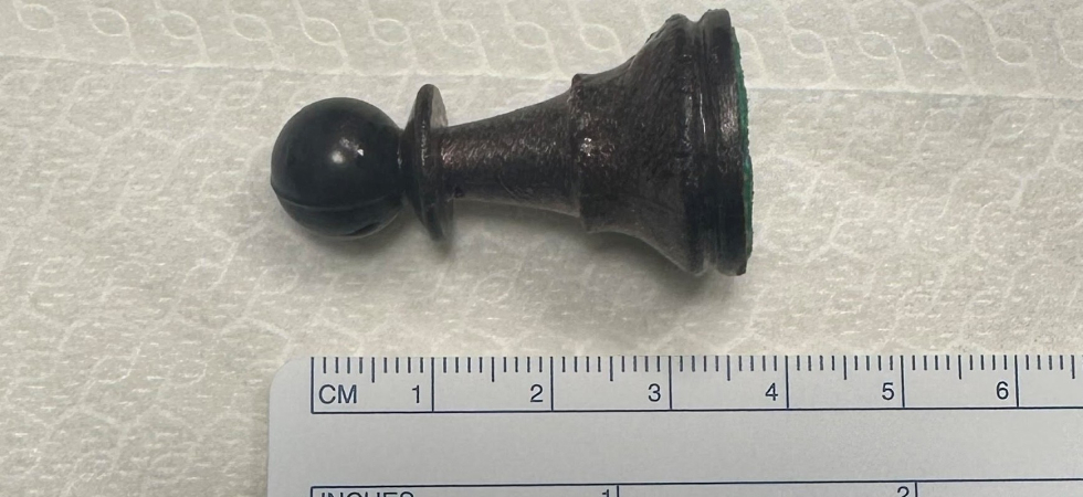Terrore per una bimba di un anno: ingerisce un pezzo degli scacchi e rischia di soffocare
