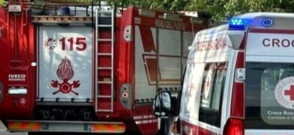 Terribile caduta mentre mentre sta pulendo i pannelli fotovoltaici sul tetto: morto un 61enne