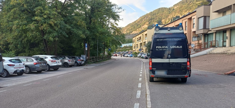 Momenti di paura in strada: bimbo di 8 anni urtato da un motorino mentre attraversa la strada
