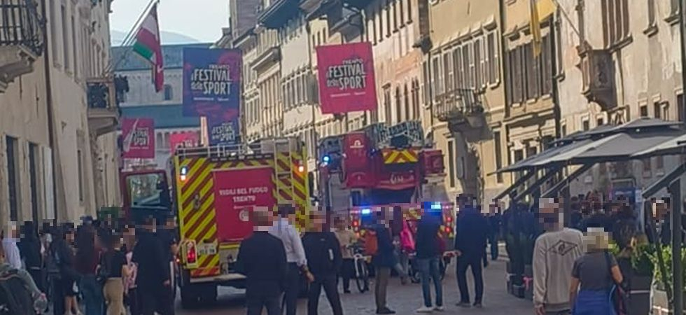 Allarme incendio in pieno centro città: vigili del fuoco al lavoro