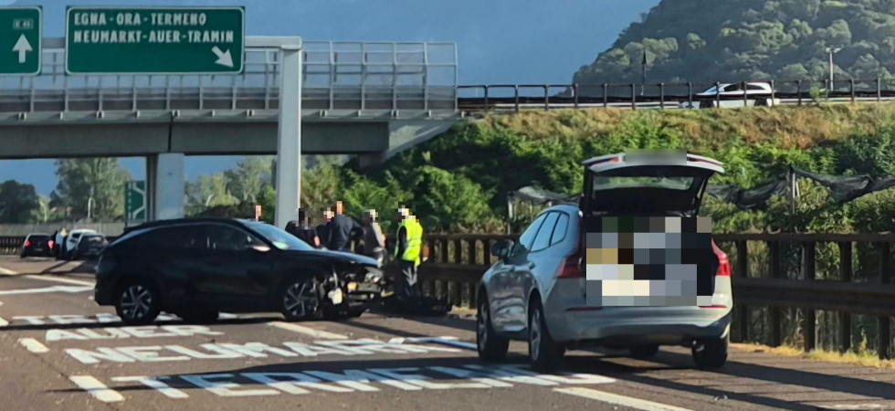 Incidente tra due mezzi lungo l'autostrada: una persona ferita