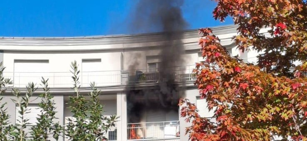 Fiamme in un condominio davanti all'ospedale: colonna di fumo e vigili del fuoco in azione