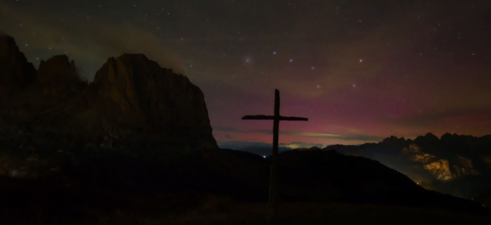 Il cielo si colora di rosso: l'aurora boreale incanta le Dolomiti
