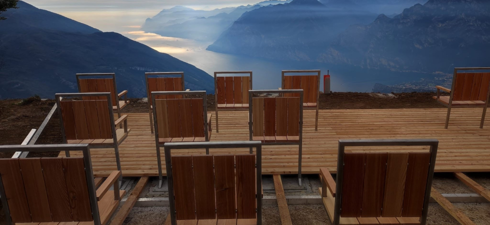 Terrazza panoramica (con tanto di sedie) per ammirare il Garda dall'alto come al cinema e scatta la polemica