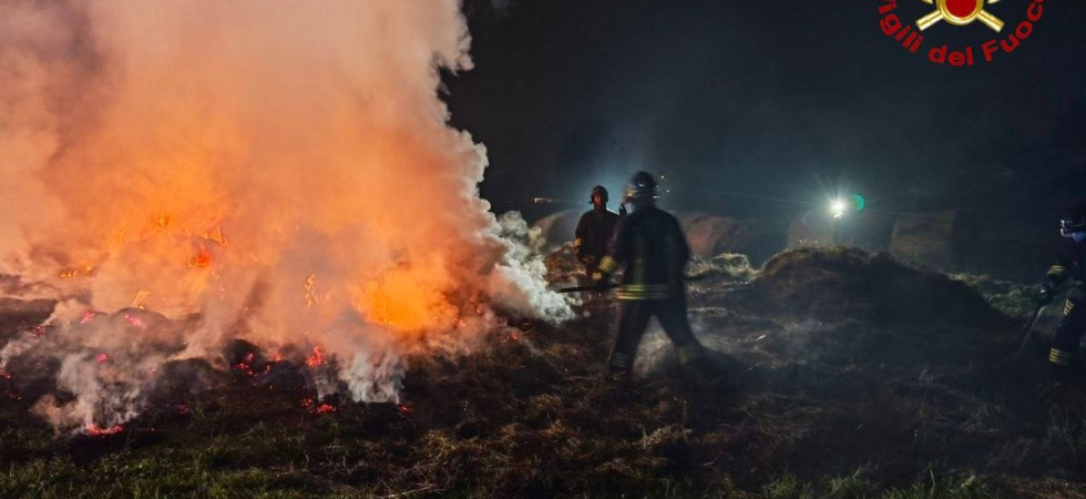 Rotoballe di fieno in fiamme nella notte: vigili del fuoco in azione vicino a un'azienda agricola