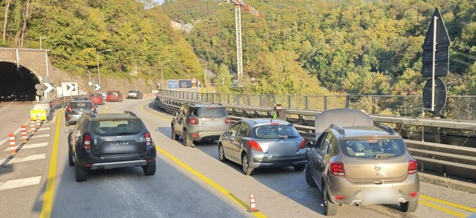 Tamponamento tra tre auto sulla Valsugana: traffico in tilt