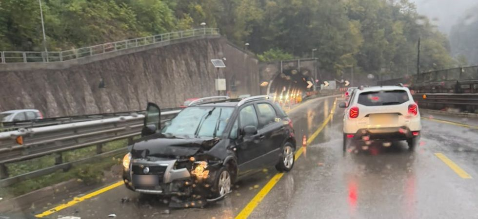 Scontro tra due auto sulla Valsugana: una delle due macchine si "gira"
