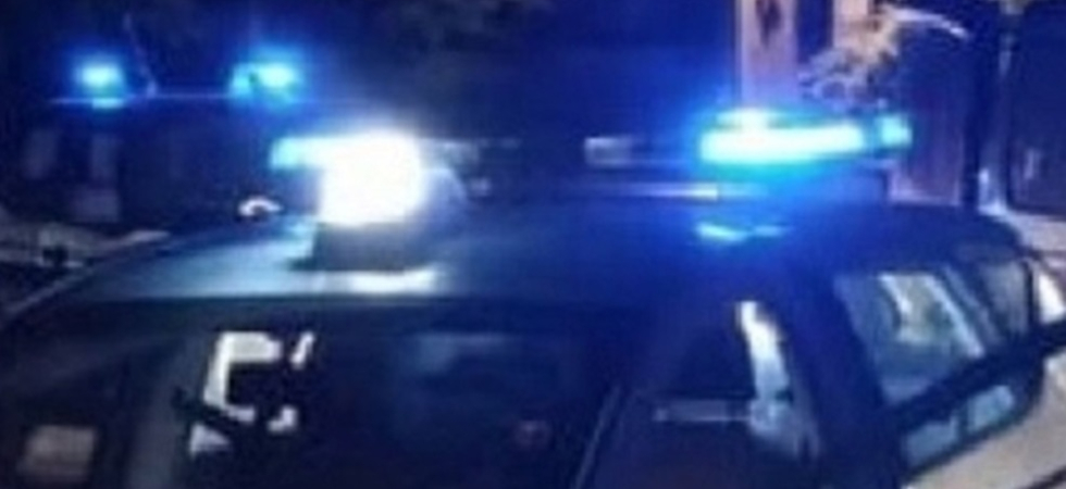 Spari nel quartiere della città, colpi esplosi verso un'auto parcheggiata e un appartamento
