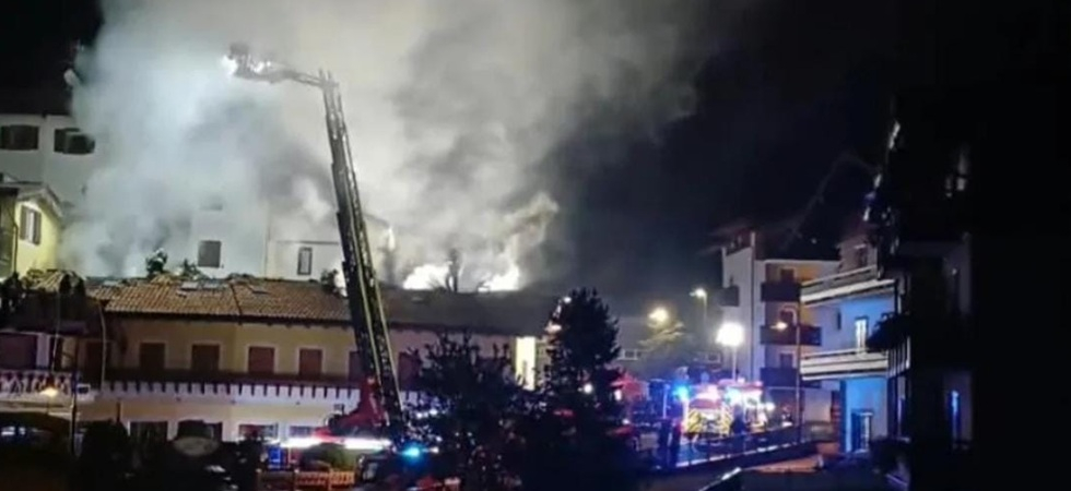 Paura all’alba, principio d’incendio in un hotel: le fiamme raggiungono il tetto