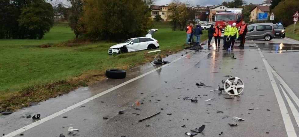 Tremendo schianto frontale fra due macchine, l'impatto violentissimo