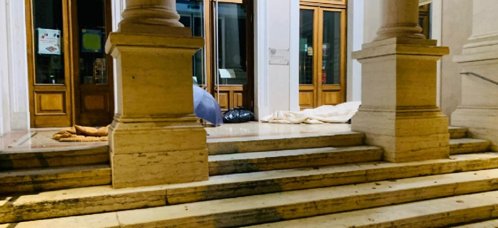 A 82 anni finisce in strada a dormire: "Non è un caso isolato"