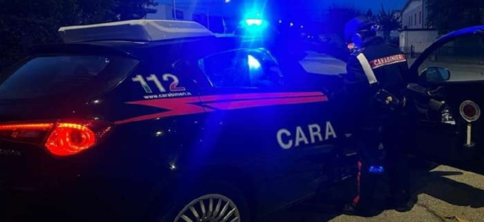 Litiga con la compagna, vede i carabinieri sotto casa e tenta di investirli due volte con l'auto: momenti di paura in città