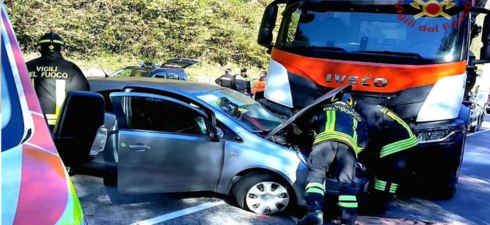 Tremendo schianto tra un'auto e un camion, l'impatto violentissimo: una persona bloccata fra le lamiere