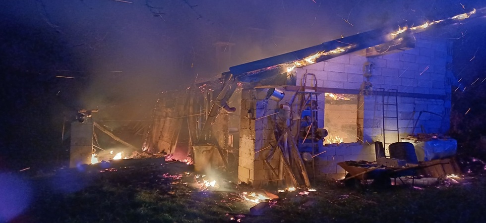 Incendio nella notte, le fiamme avvolgono un deposito attrezzi: vigili del fuoco in azione