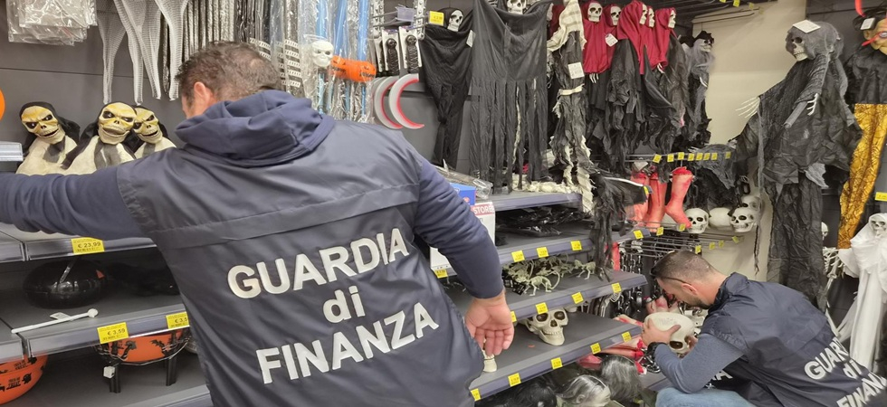 Halloween “da brividi” sugli scaffali dei negozi: sequestrati 7500 articoli tra maschere e accessori pericolosi