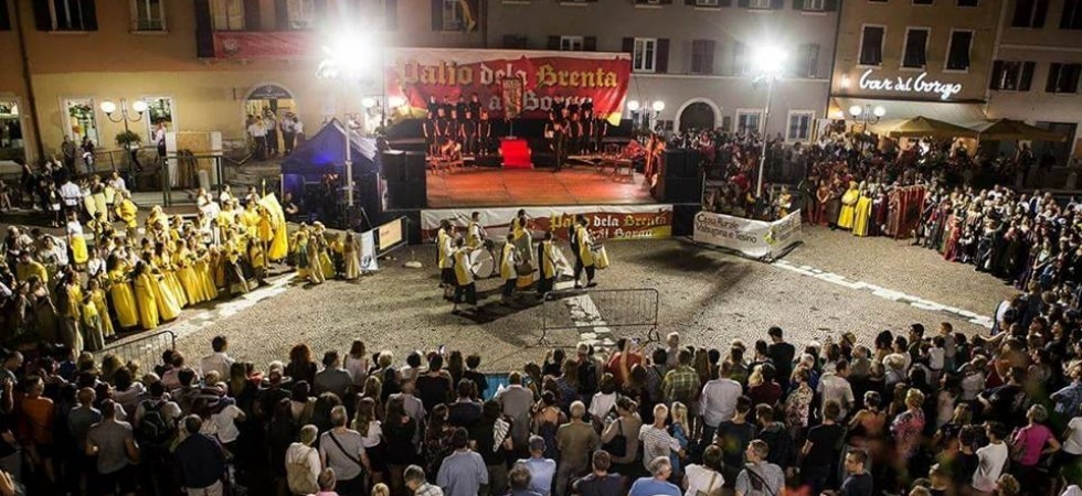 (Foto Facebook Il Palio dela Brenta al Borgo) Il Palio dela Brenta'' si rinnova: sul palco della storica disfida tra le due contrade di Borgo un personaggio fuori