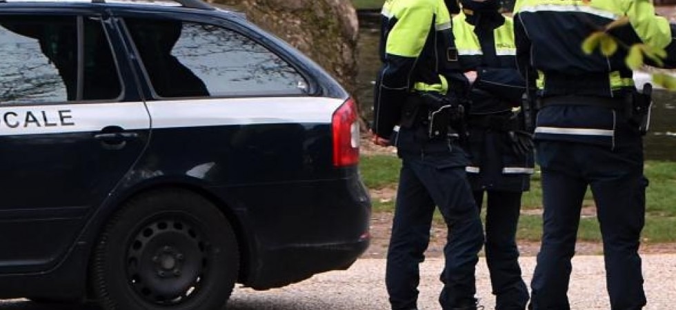 Dopo la sanzione offende l'agente di polizia locale perché donna