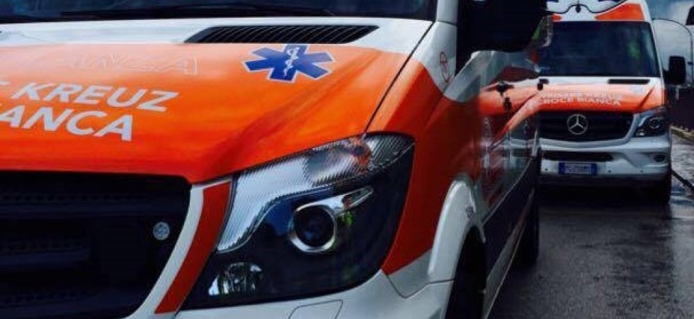L'autobus lo investe e sfonda anche una parete