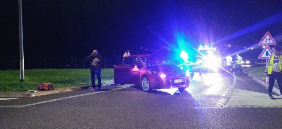 Si scontrano in auto al bivio sulla statale, un'anziana e un 20enne portati in ospedale