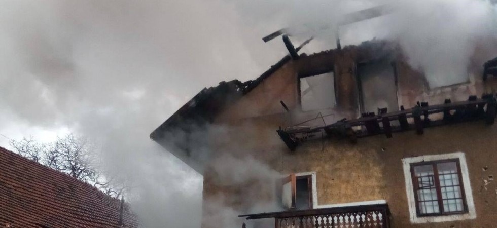 Furioso incendio sull'altopiano del Renon, a fuoco una casa