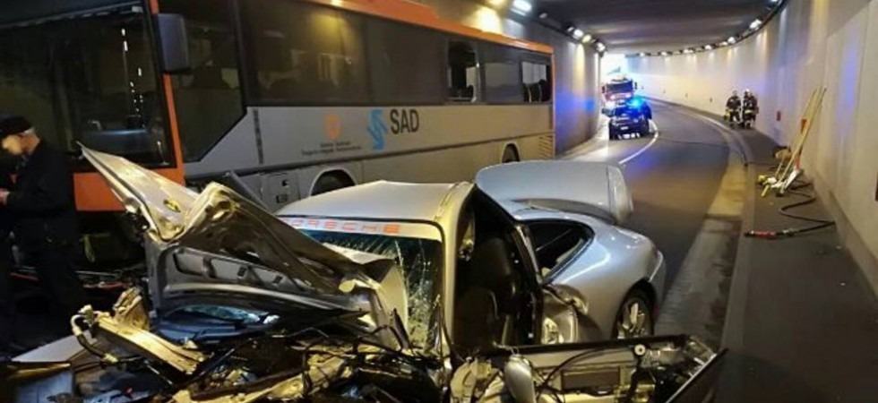 Una Porsche si schianta contro l'autobus, tragedia sfiorata in val Passiria