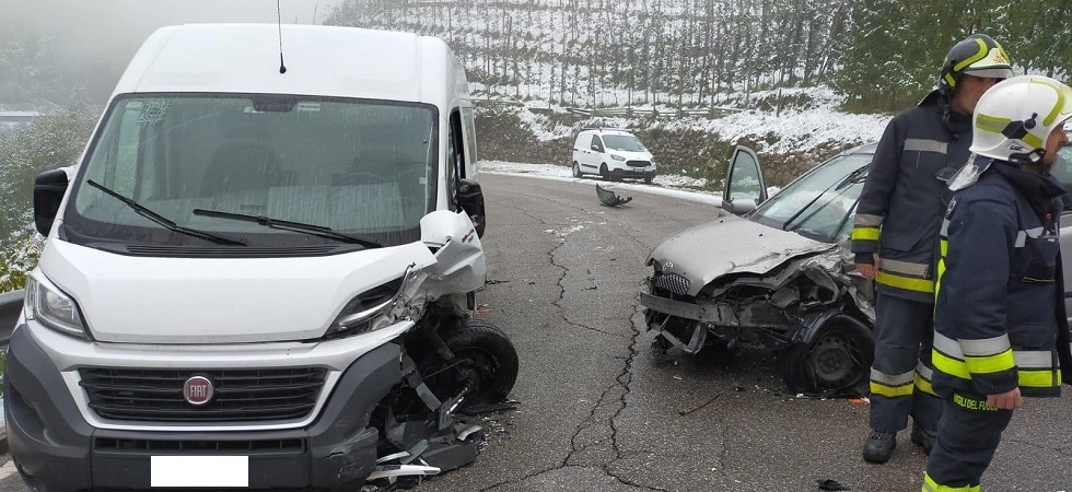 Pattinano sulla strada scivolosa e si scontrano un'auto e un furgone delle Poste
