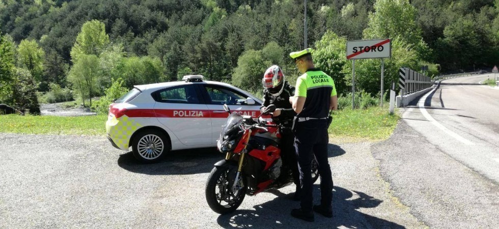 Controlli stradali, nelle Giudicarie sanzionate molte moto (una andava ai 100 all'ora in paese)