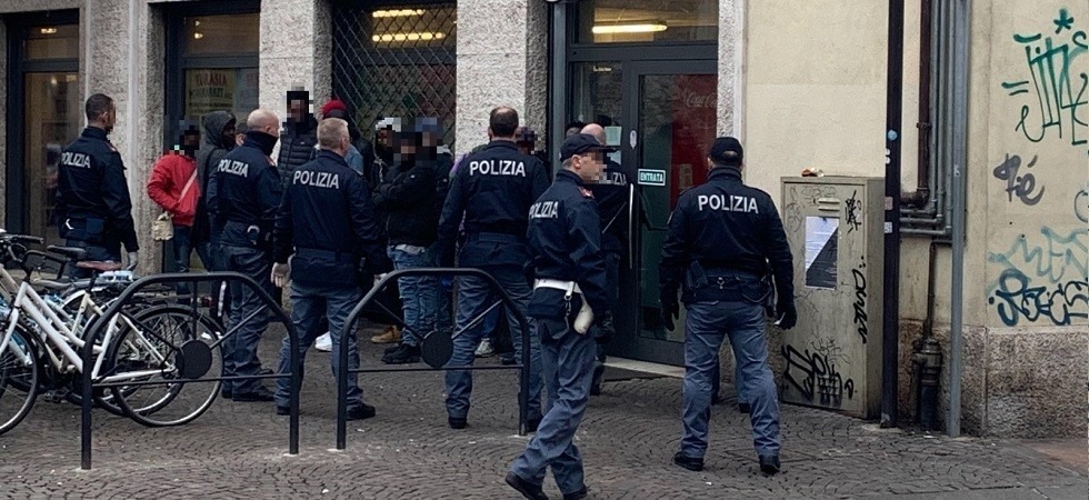 Dopo un'aggressione al titolare della piadineria, blitz della polizia in piazza della Portela