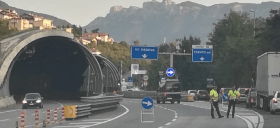 Ore per raggiungere la Valsugana, pomeriggio difficile alla galleria di Martignano tra code e deviazioni del traffico