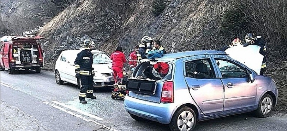 Perde il controllo dell'auto e si schianta contro la scarpata che sovrasta la strada