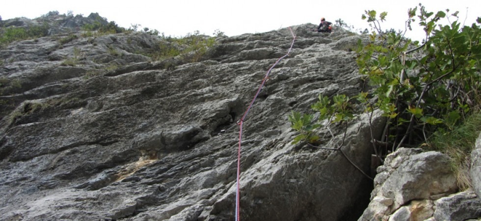 Perde l'appiglio mentre arrampica, precipita per circa 7 metri e sbatte violentemente sulle rocce