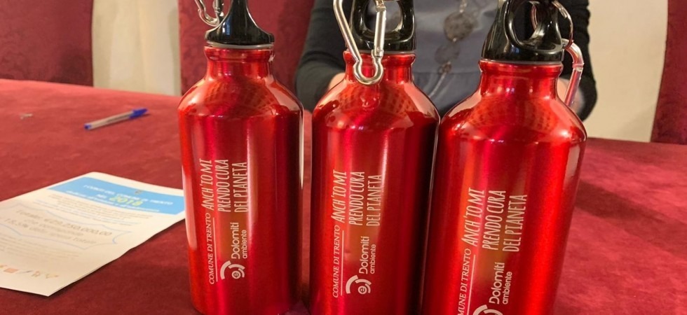 Stop alla plastica, in arrivo 10 mila borracce agli studenti degli istituti comprensivi di Trento