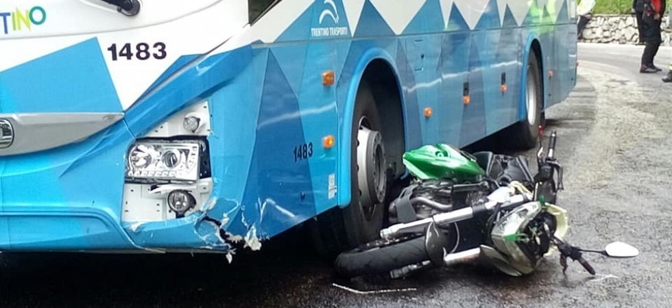 Foto Fb Matteo Gross La moto finisce sotto la corriera, centauro portato a Bolzano