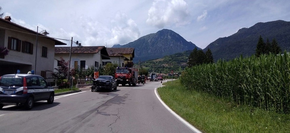 Scontro tra auto, l'impatto per una mancata precedenza