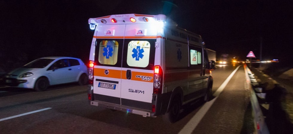 Travolge due ciclisti e poi scappa lungo la Gardesana