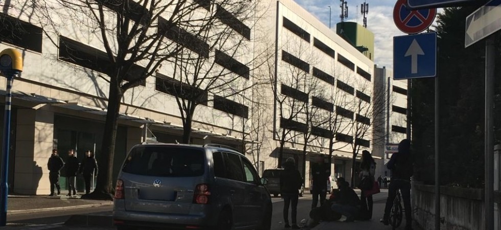 Attraversa sulle strisce, ma viene centrata da una macchina, paura a Trento