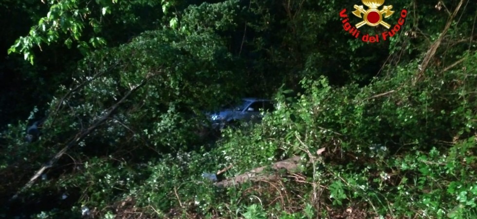 Esce di strada e precipita per 20 metri