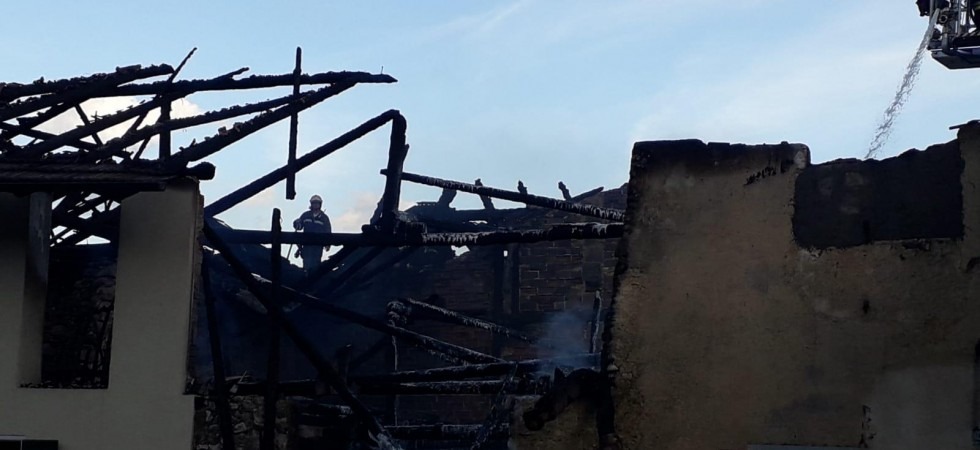 Furioso incendio a Cloz, tre unità abitative e sei appartamenti distrutti dalla fiamme