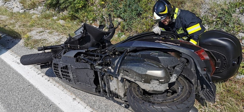 Frontale tra due moto in curva sulla provinciale, finiscono a terra e sbattono sull'asfalto